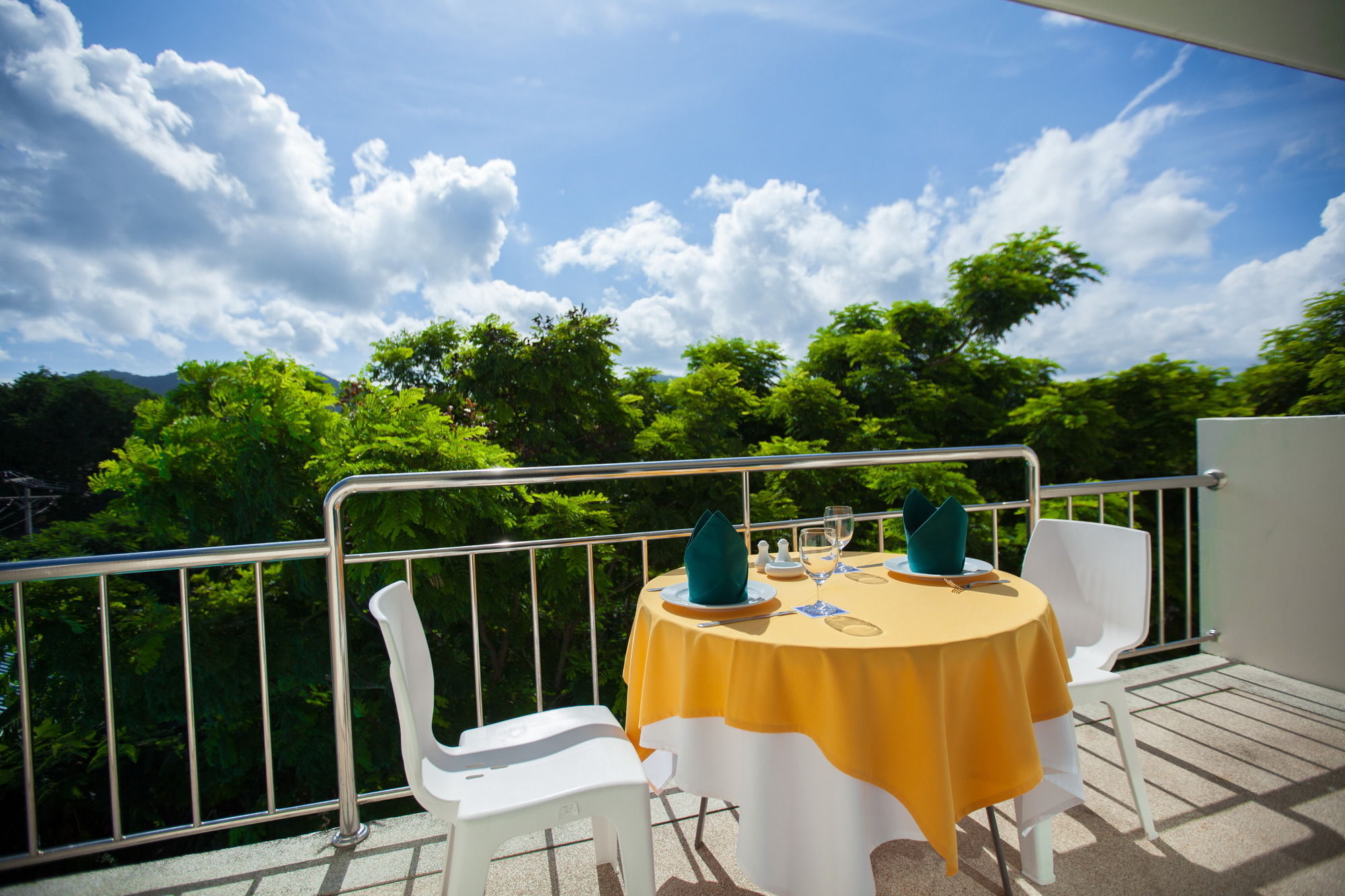 Chalong Beach Hotel Phuket Rawai Eksteriør bilde