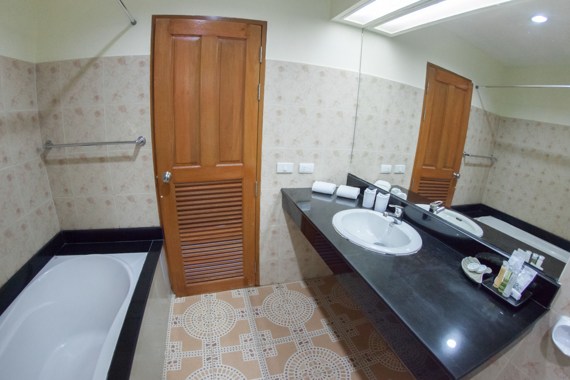 Chalong Beach Hotel Phuket Rawai Eksteriør bilde